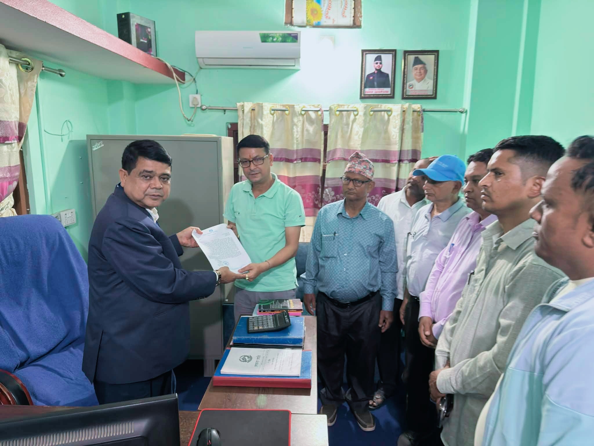 मालपोत कार्यालय चन्द्रौटामा  बिचौलियाको बिगबिगीबारे रास्वपाको ध्यानाकर्षण