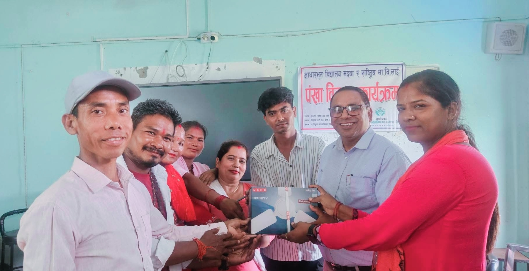 रतावल सामुदायिक वनद्वारा विद्यालयलाई ३५ थान सिलिङ पङ्खा वितरण