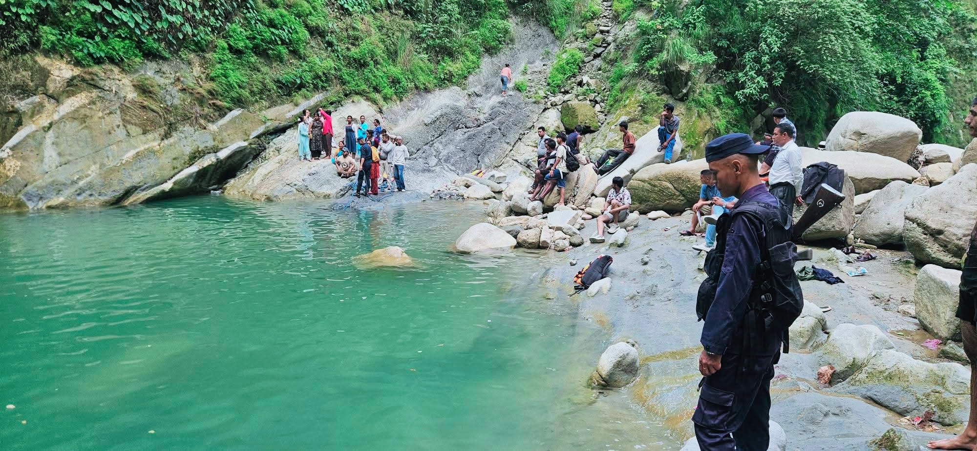 सुरही खोलामा नुहाउने क्रममा डुबेर युवाको मृत्यु